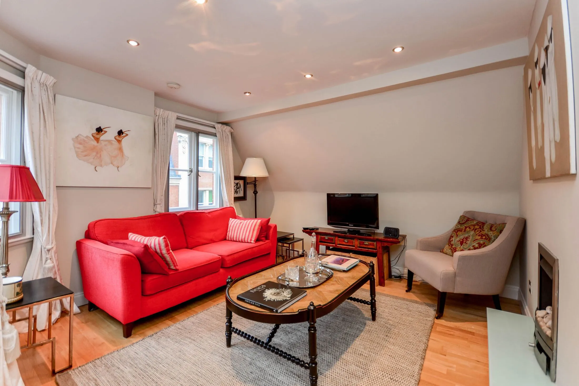 Flat Kensington Court in Greater London