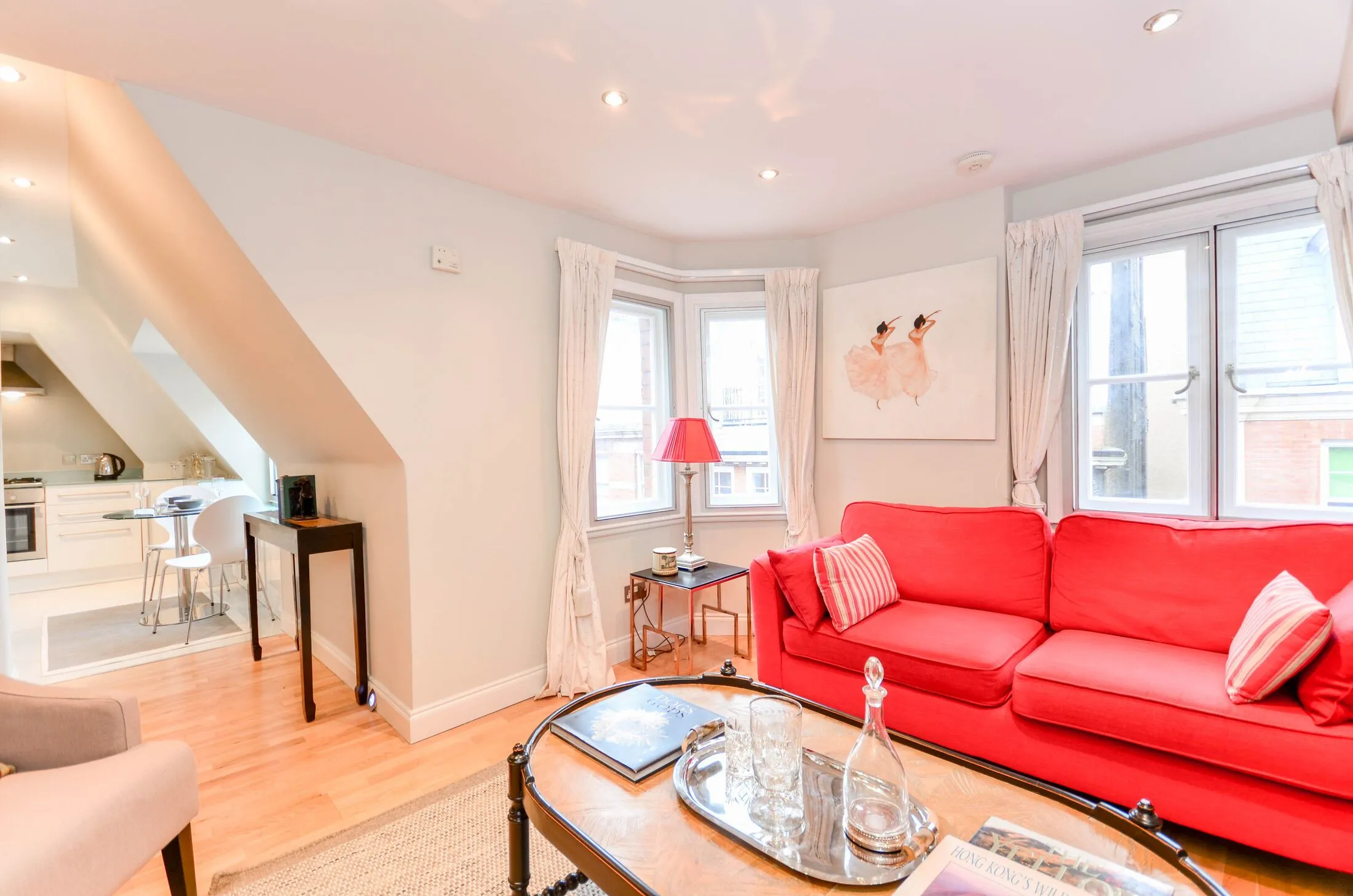 Flat Kensington Court in Greater London