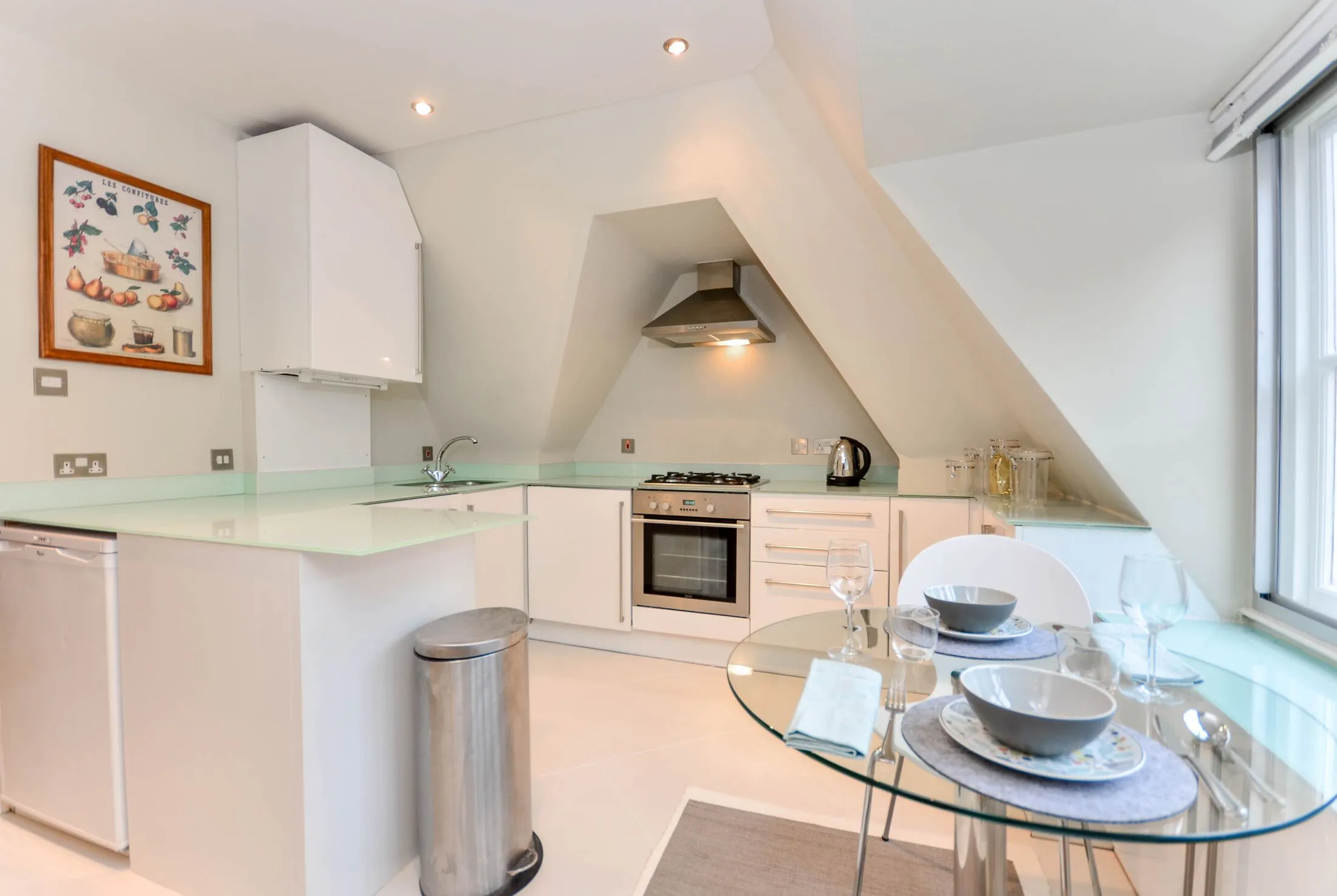 Flat Kensington Court in Greater London