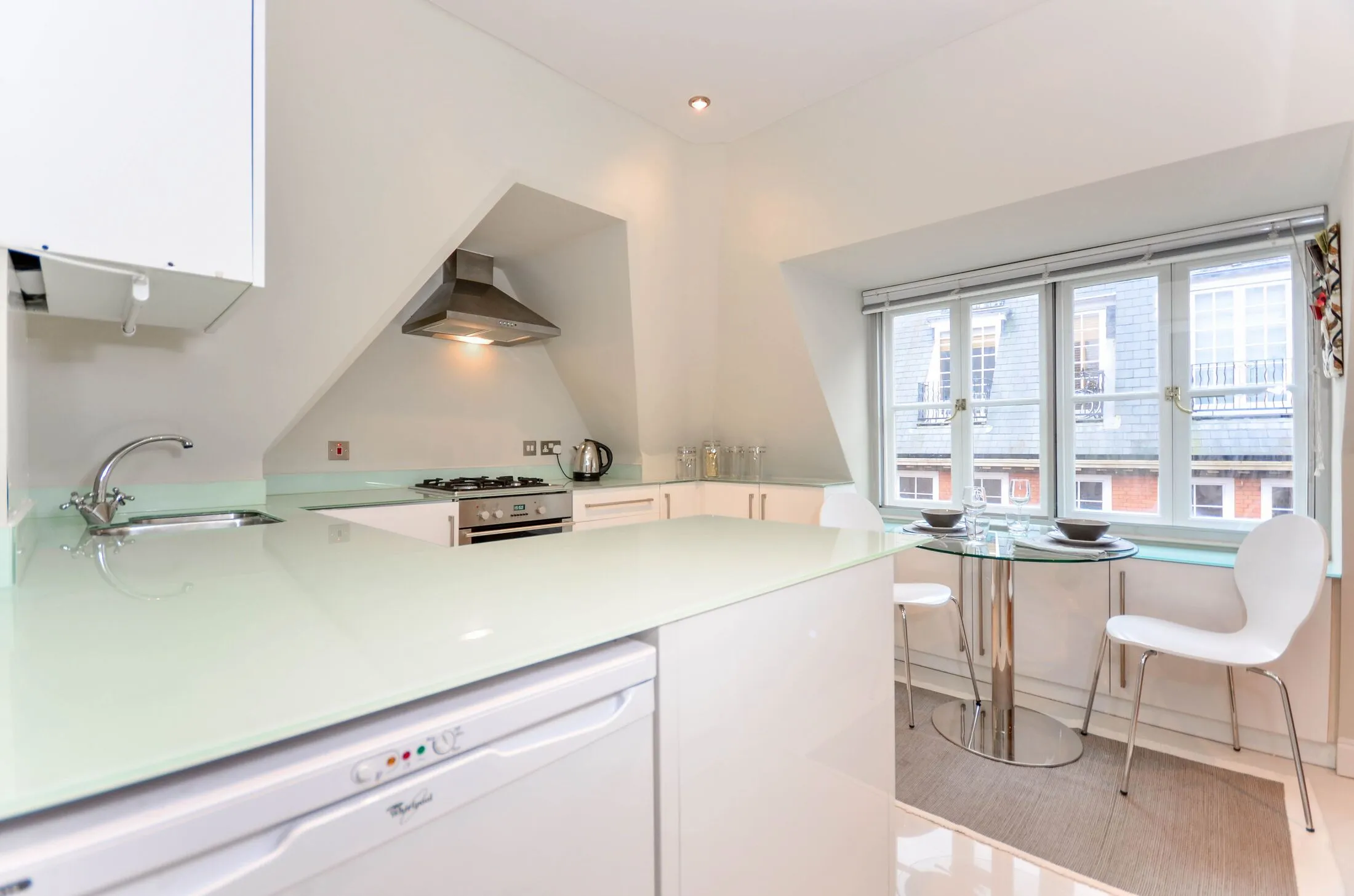 Flat Kensington Court in Greater London