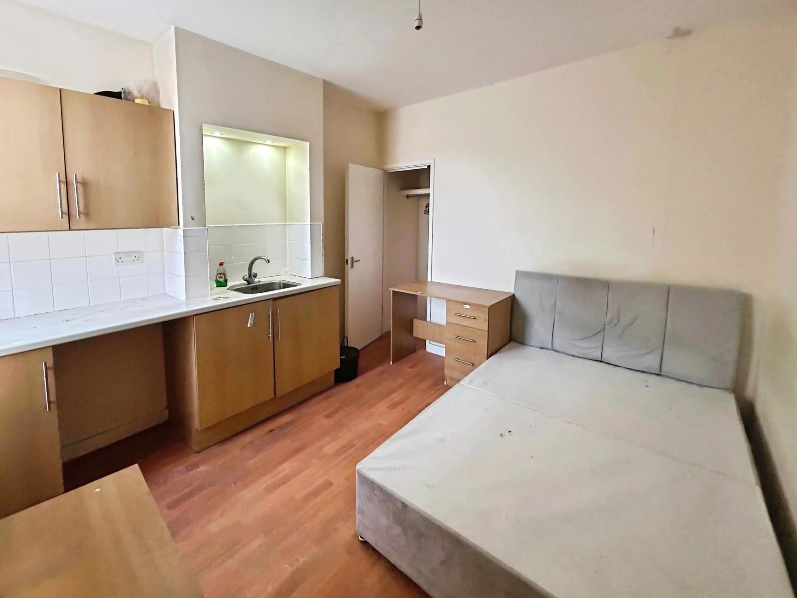 Room Grange Avenue in Reading