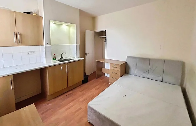 Room Grange Avenue in Reading