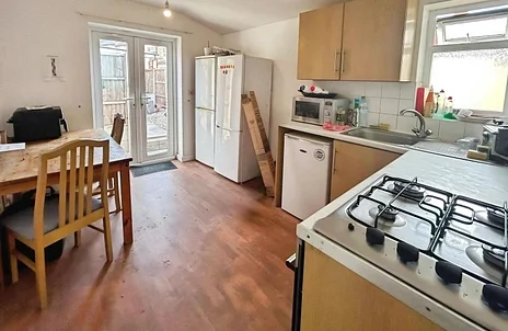 Room Grange Avenue in Reading