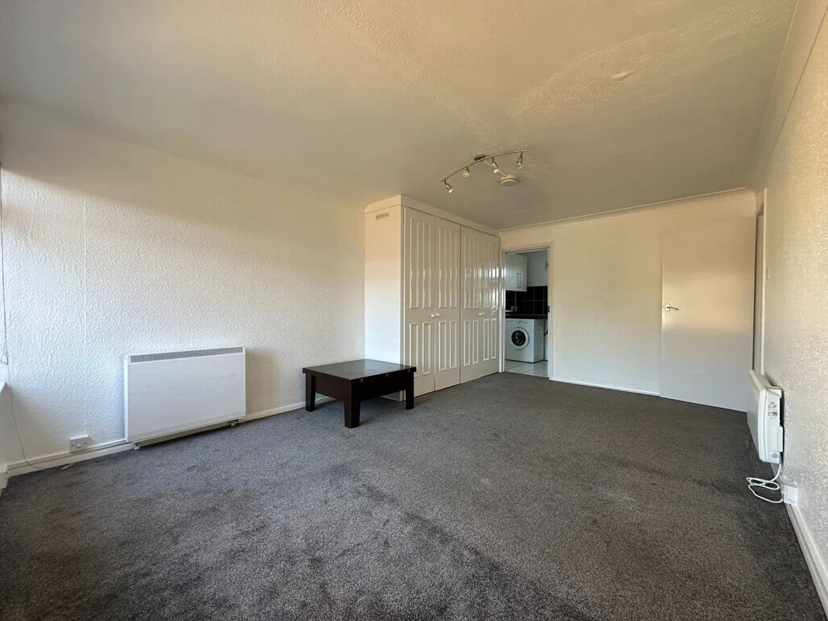 Flat Chase Side in Greater London