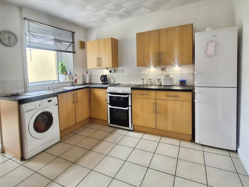 Flat Risca Road in Pont-y-waun