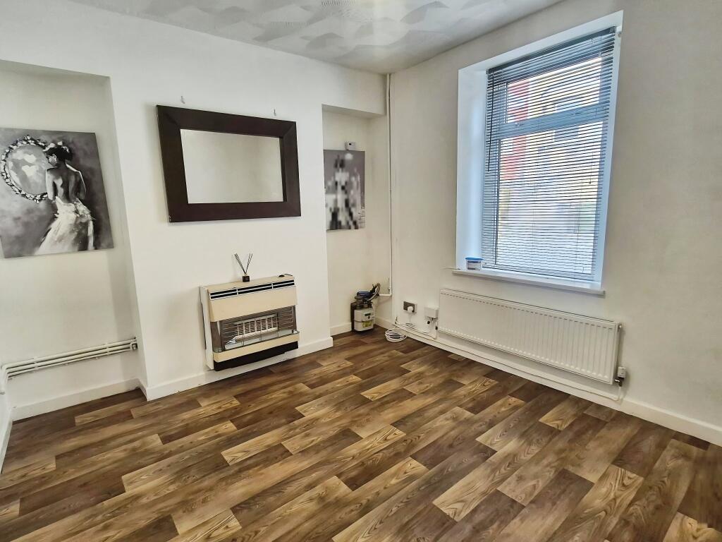 Flat Risca Road in Pont-y-waun