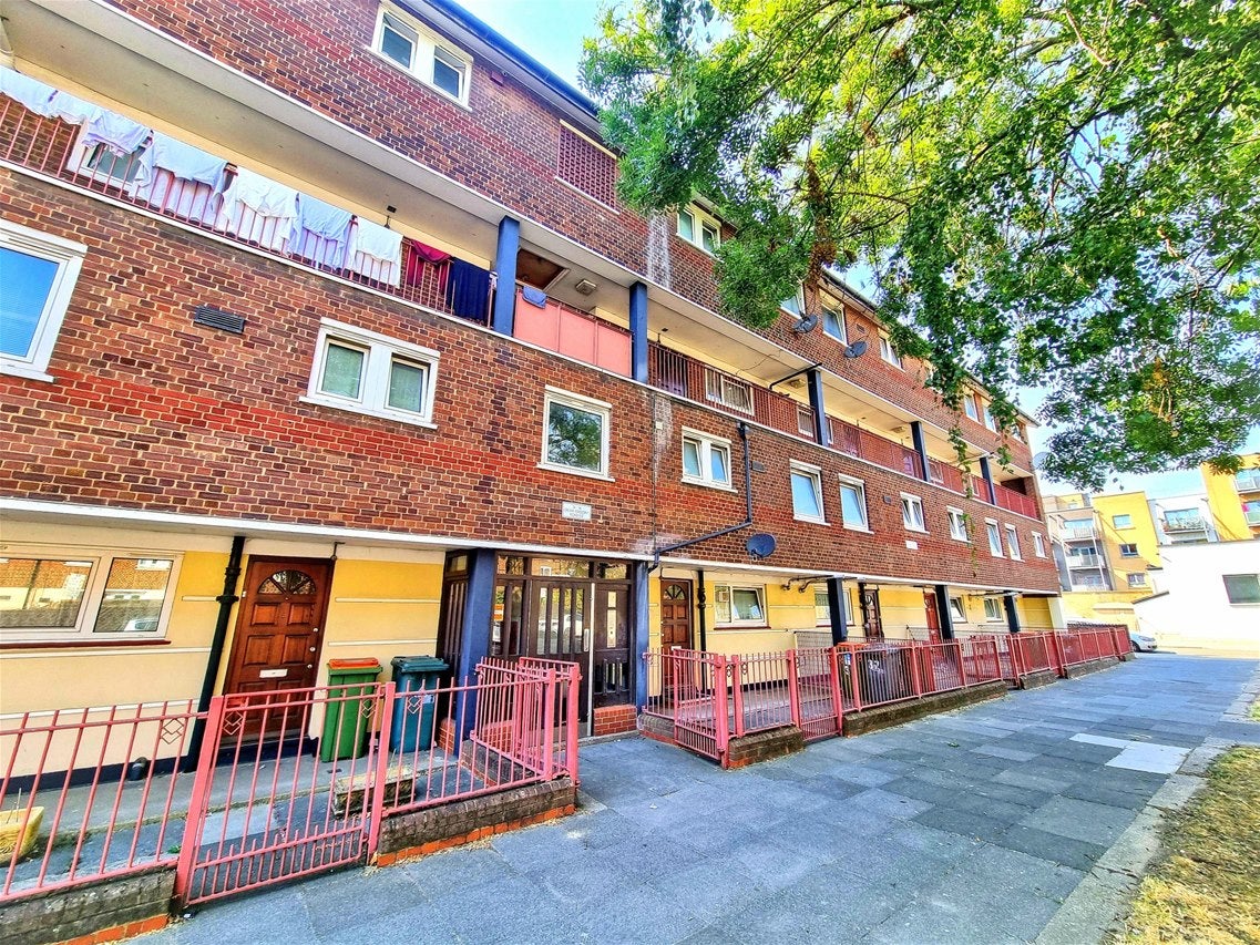 Flat Grove Crescent Road in Greater London