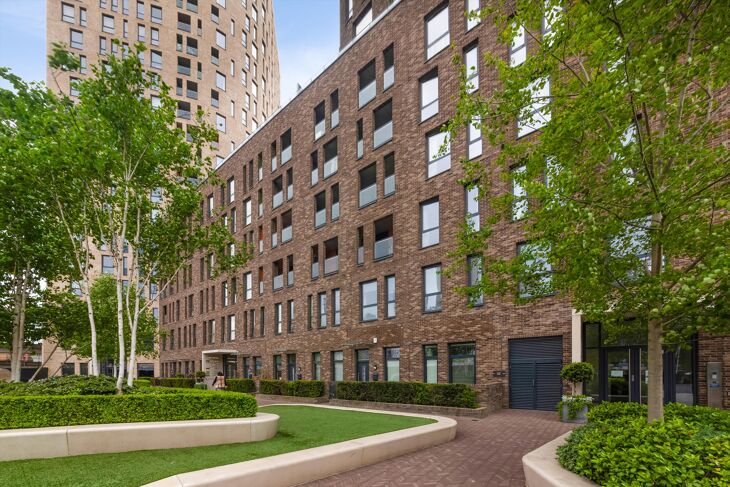 Flat Williamsburg Plaza in Greater London