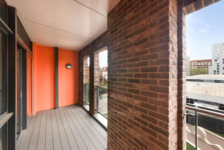 Flat Williamsburg Plaza in Greater London