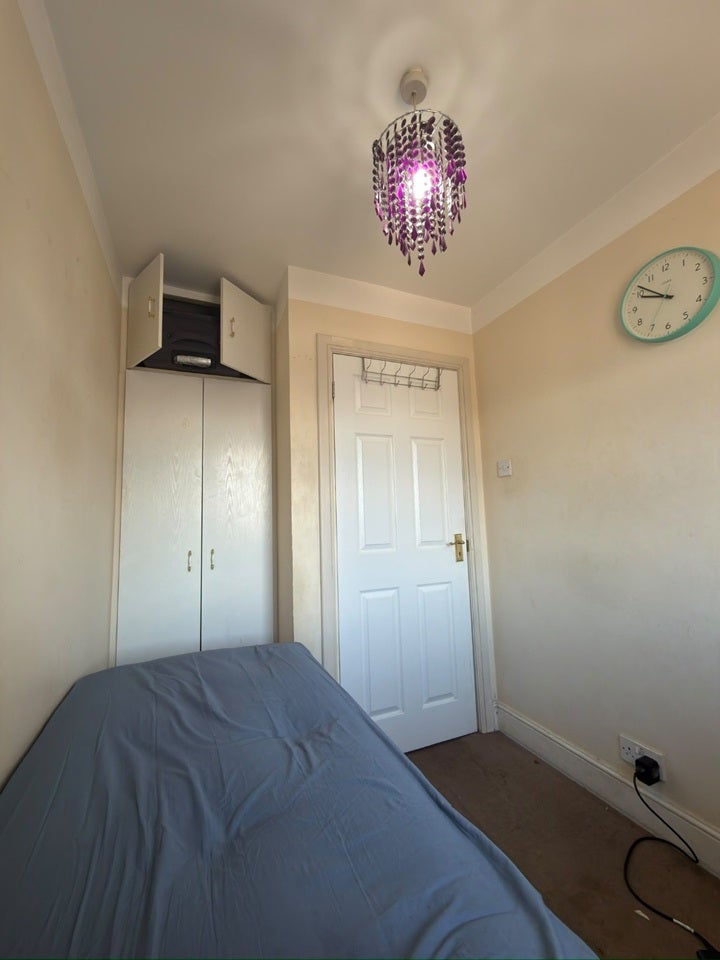 Room Crowland Avenue in Greater London