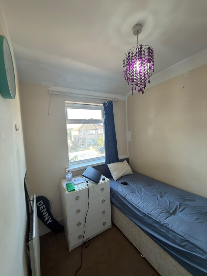 Room Crowland Avenue in Greater London