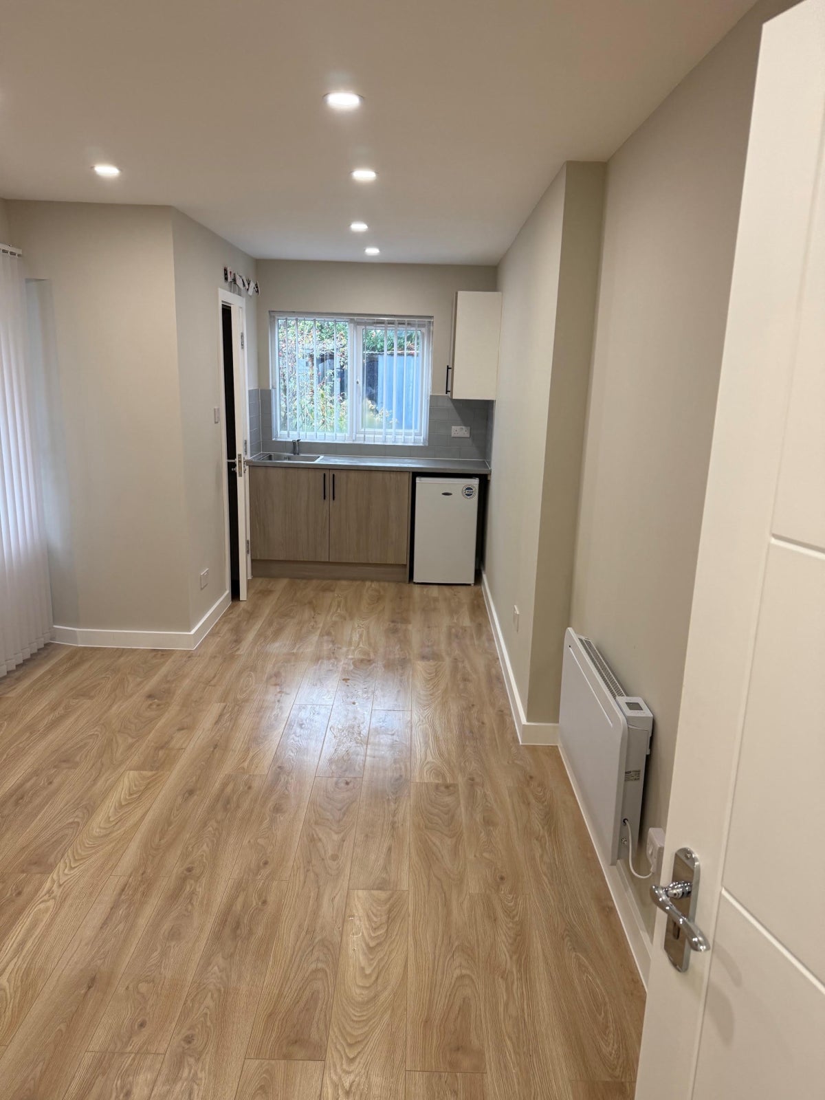 Flat Brooklands Road in Greater London