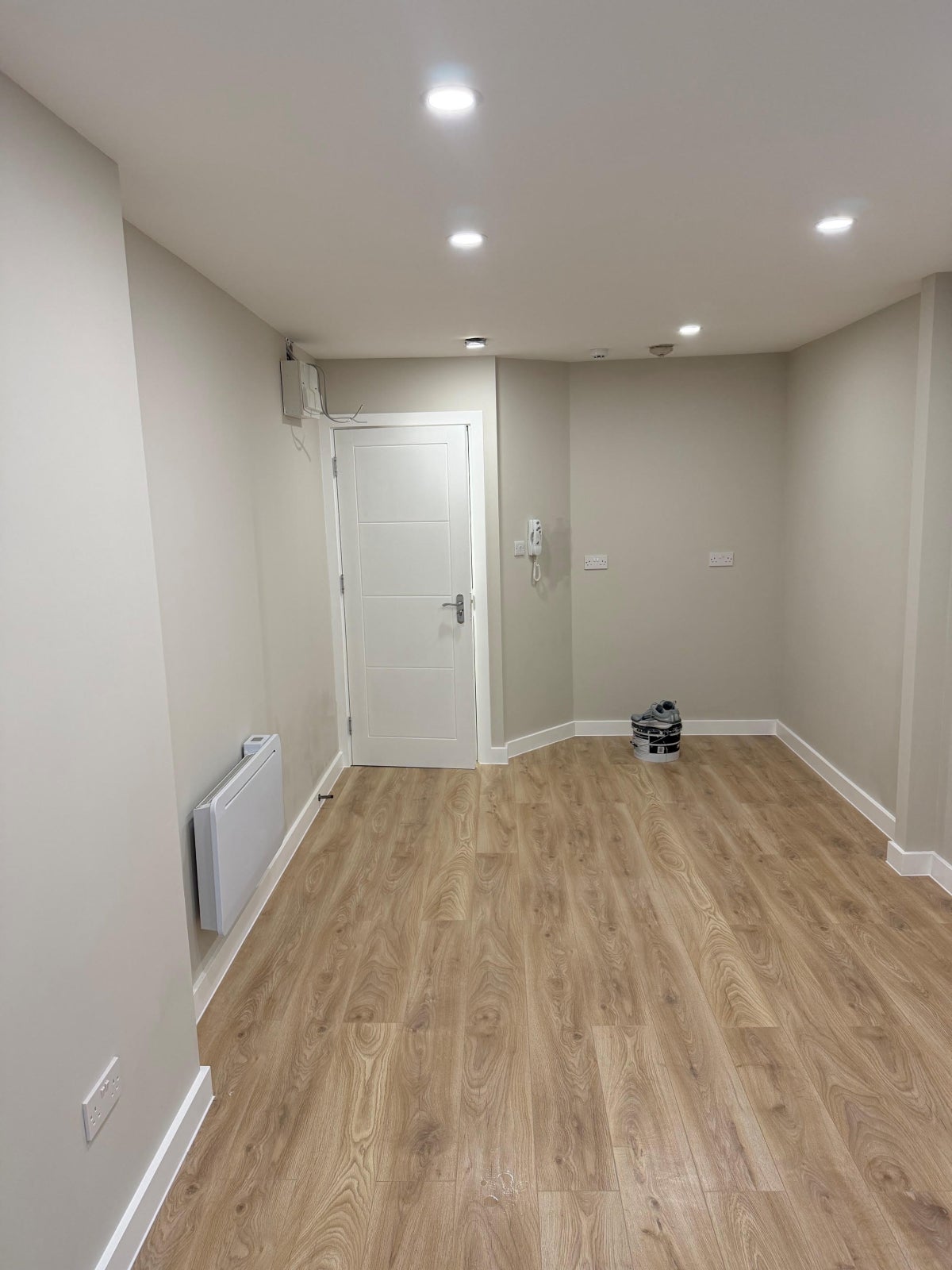 Flat Brooklands Road in Greater London