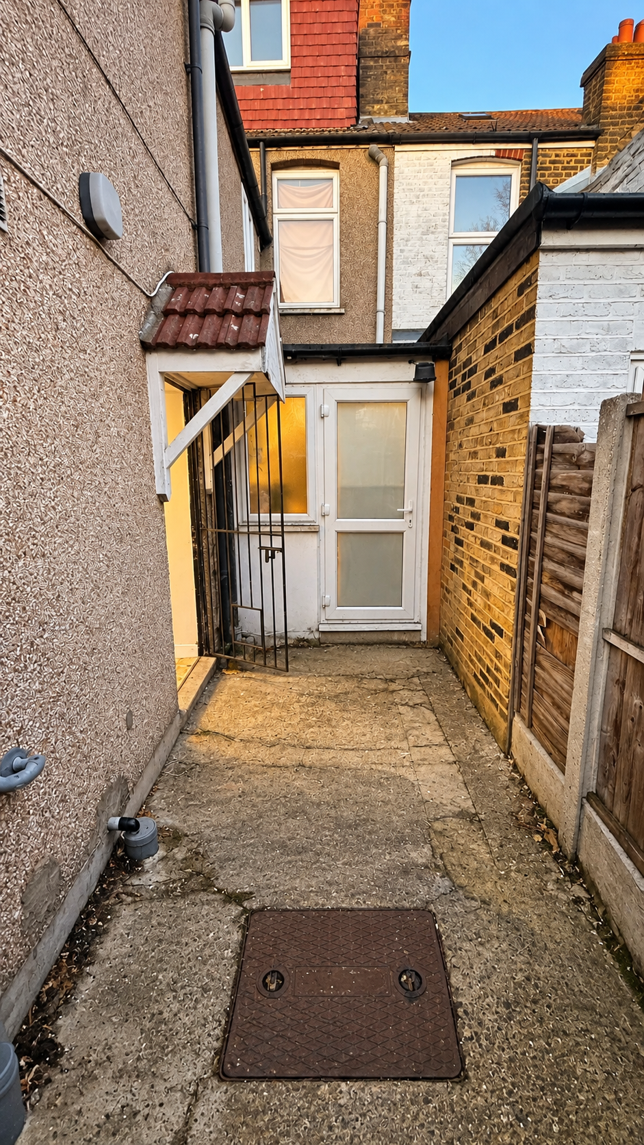 Flat Brooklands Road in Greater London