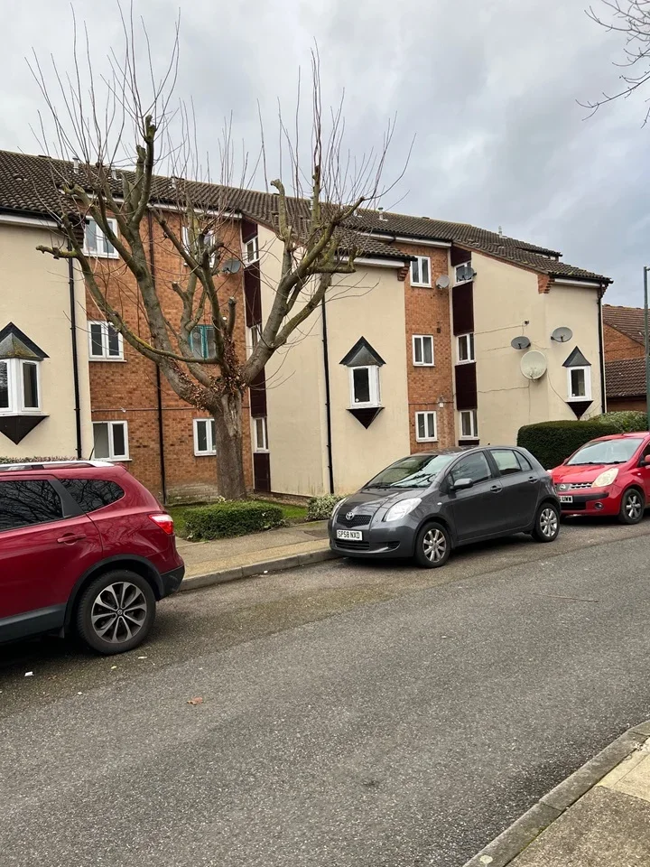 Flat Crossway in Greater London