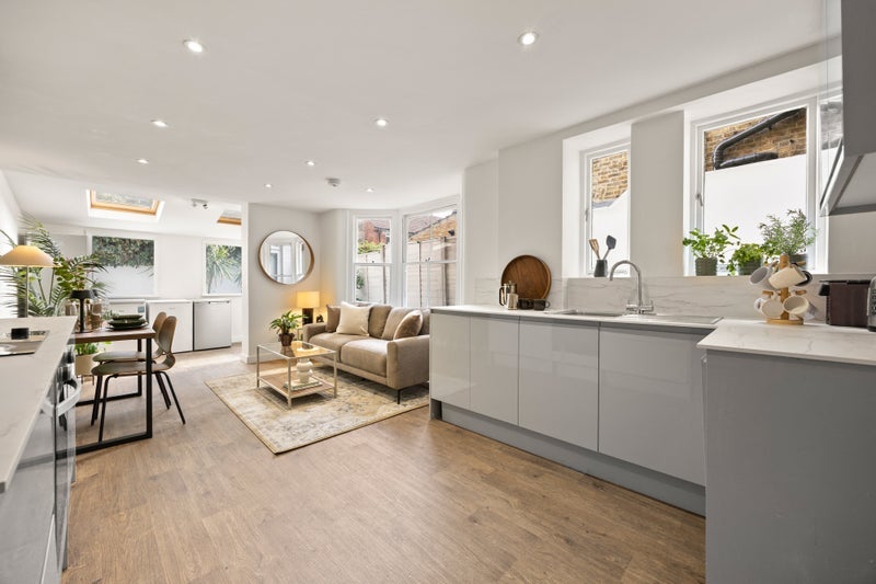 Room Grantham Road in Greater London