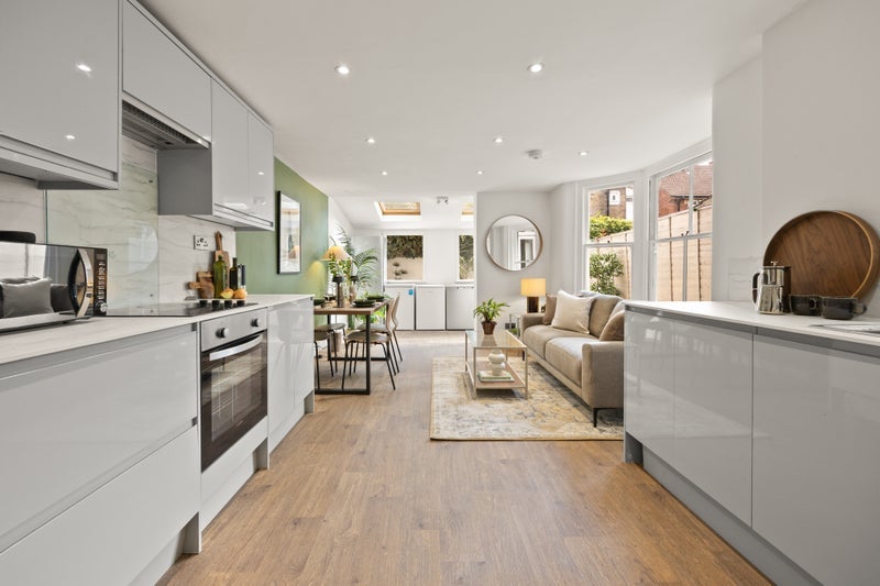 Room Grantham Road in Greater London
