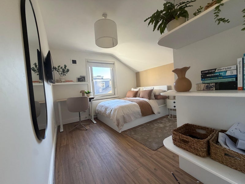 Room Grantham Road in Greater London
