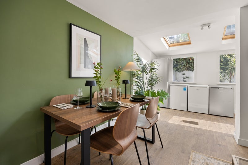 Room Grantham Road in Greater London