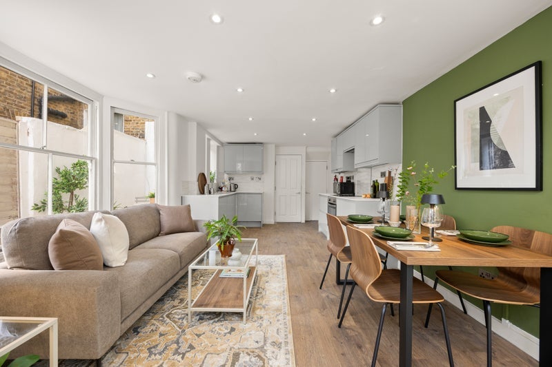Room Grantham Road in Greater London