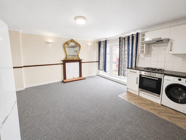 Flat Dunmow Close in London