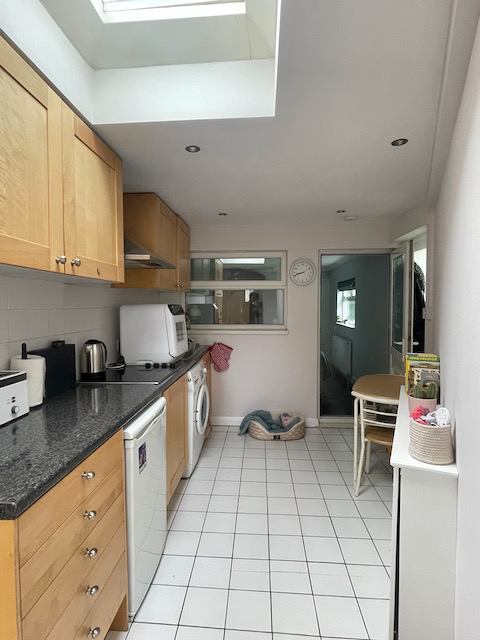 Room Emlyn Road in Greater London