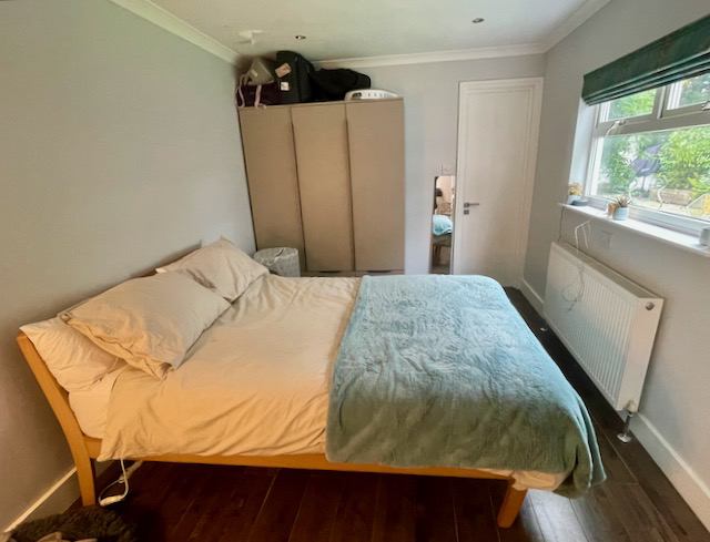 Room Emlyn Road in Greater London