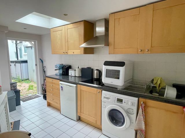 Room Emlyn Road in Greater London