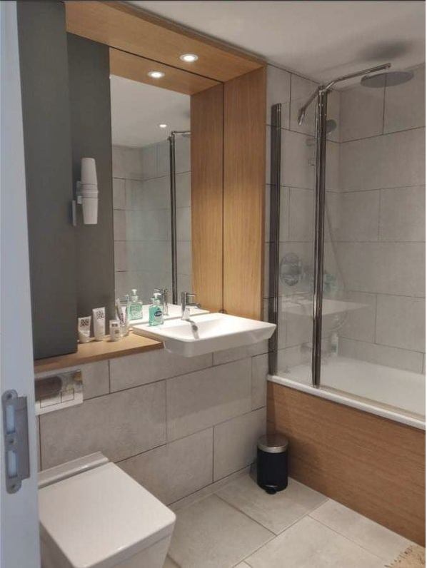 Room Maud Street in Greater London