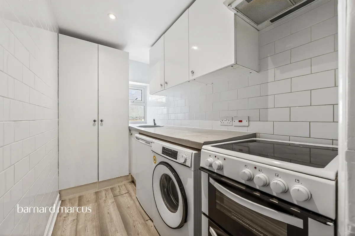 Flat Dornton Road in Greater London