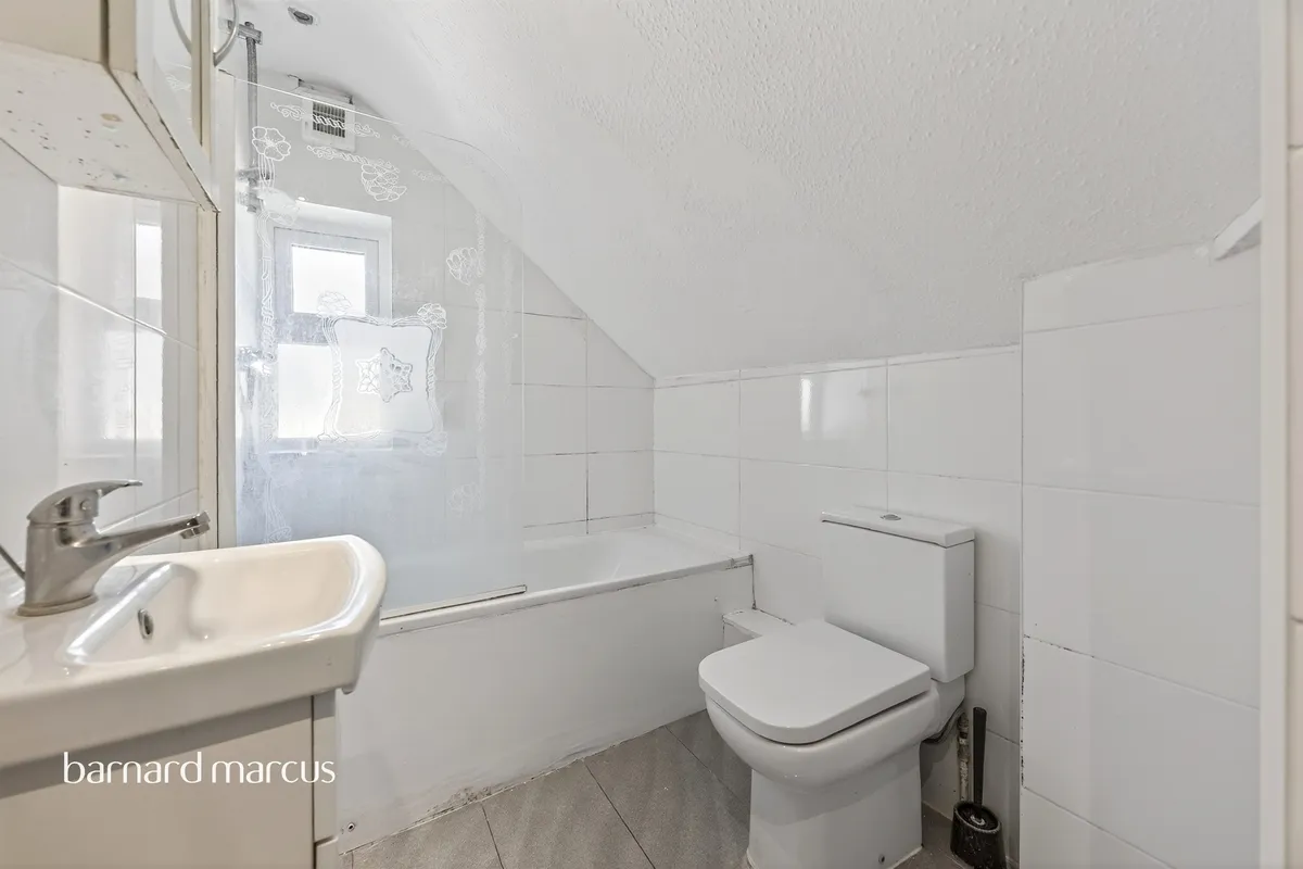 Flat Dornton Road in Greater London