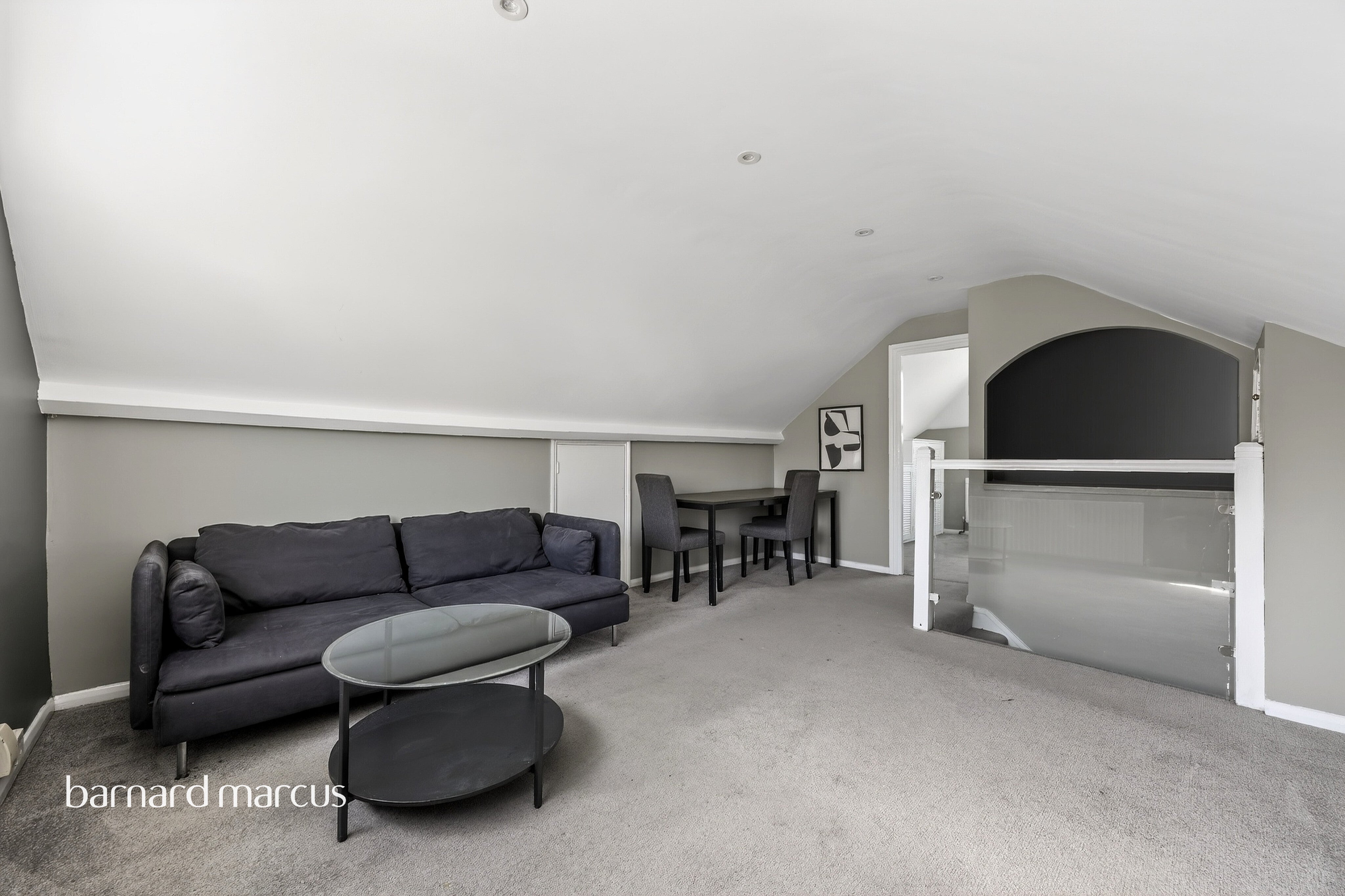 Flat Dornton Road in Greater London