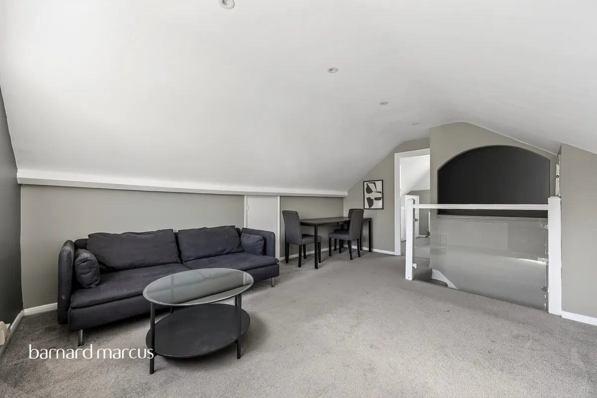 Flat Dornton Road in Greater London