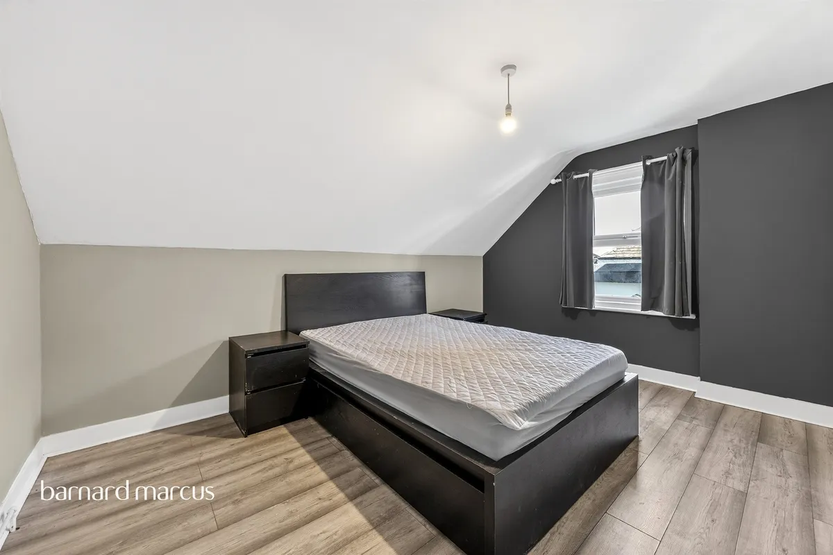 Flat Dornton Road in Greater London