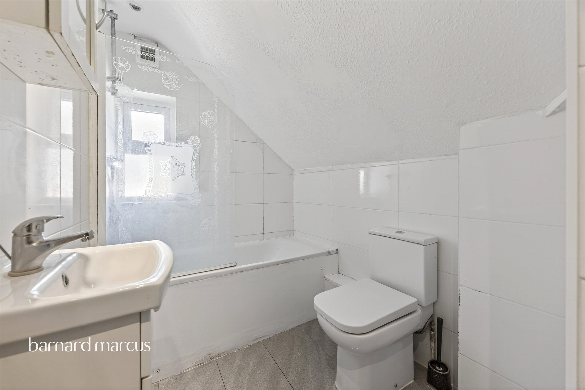 Flat Dornton Road in Greater London