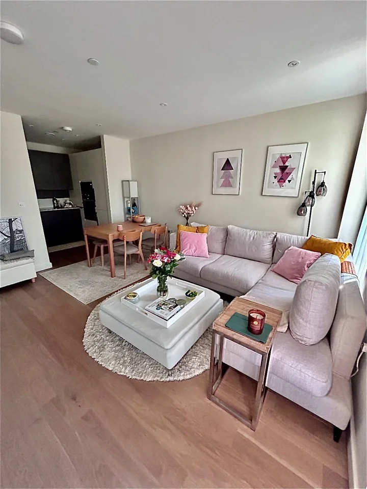 Flat Maygrove Road in Greater London
