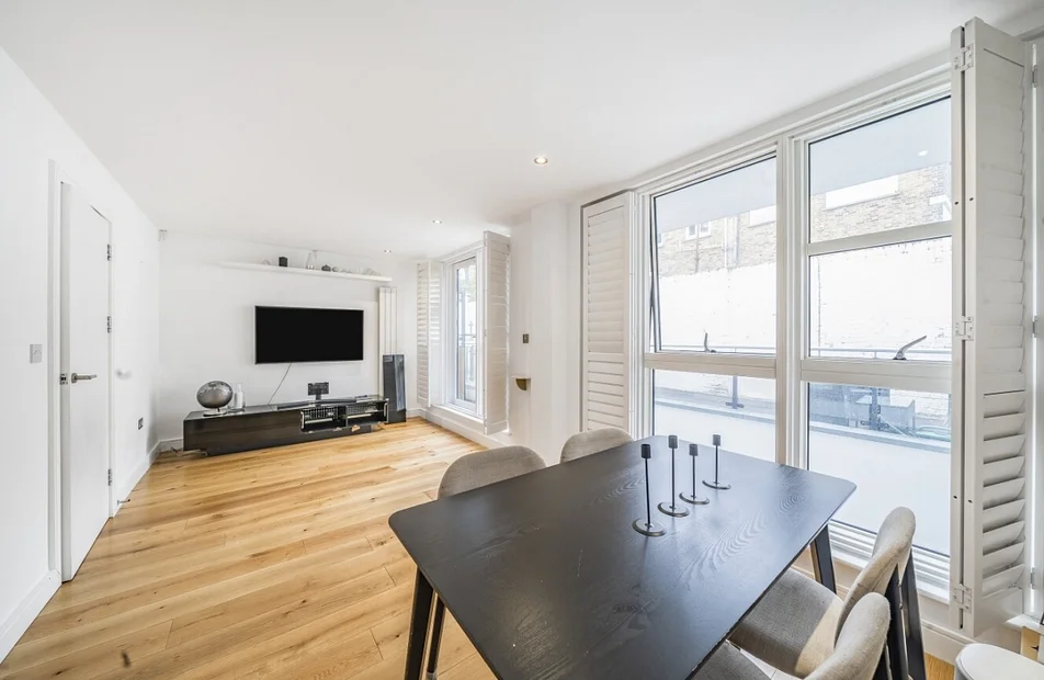 Flat Ellerslie Square in Greater London