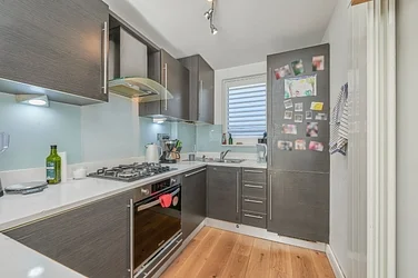Flat Ellerslie Square in Greater London