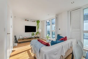 Flat Ellerslie Square in Greater London