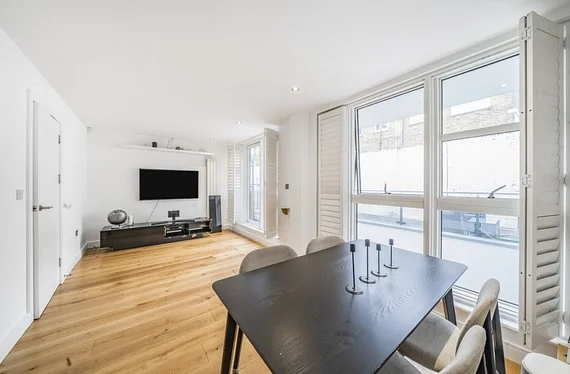 Flat Ellerslie Square in Greater London