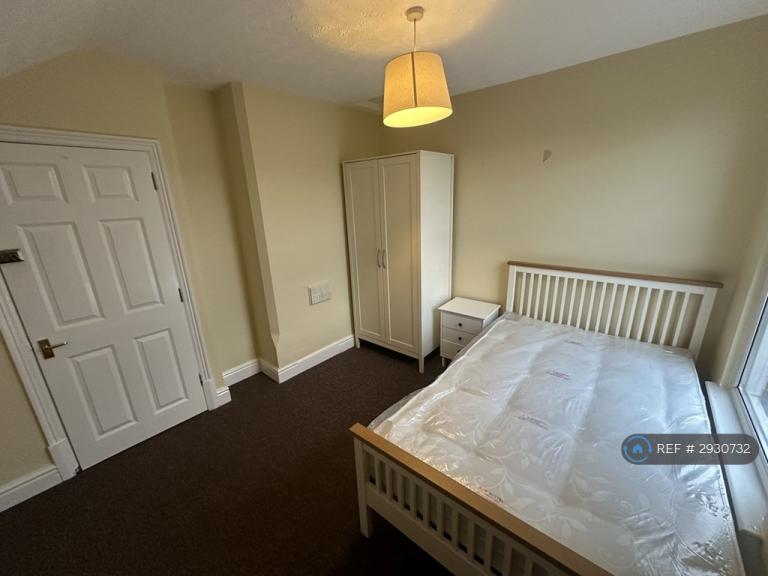 Room Premier Road in Nottingham