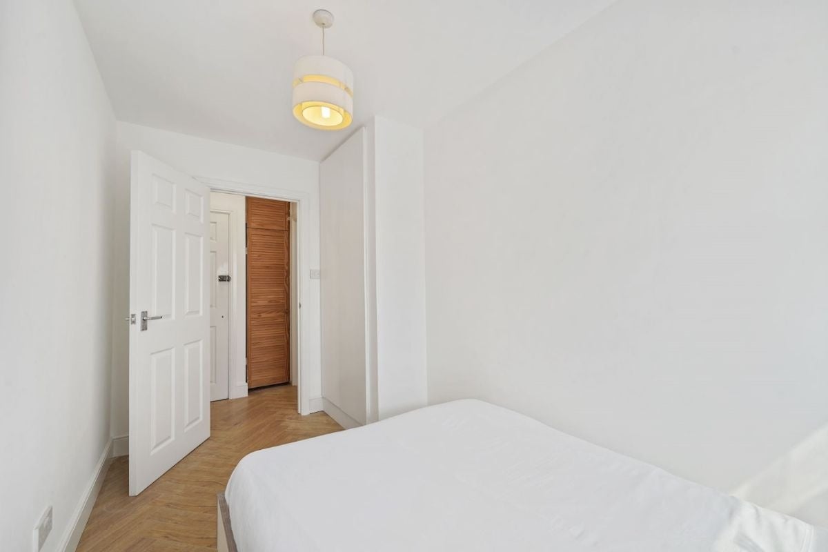 Flat Clarence Road in Greater London