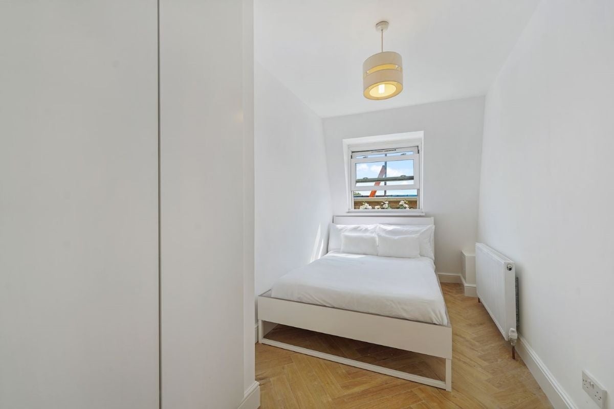 Flat Clarence Road in Greater London