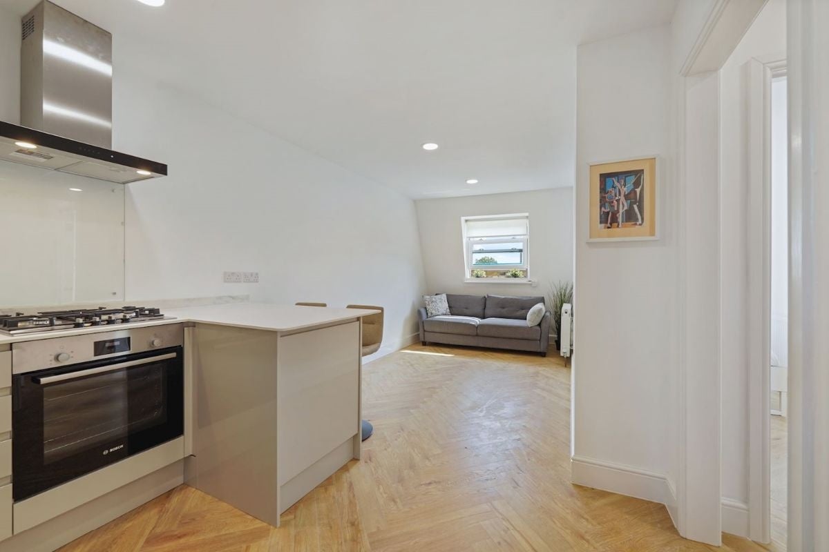 Flat Clarence Road in Greater London