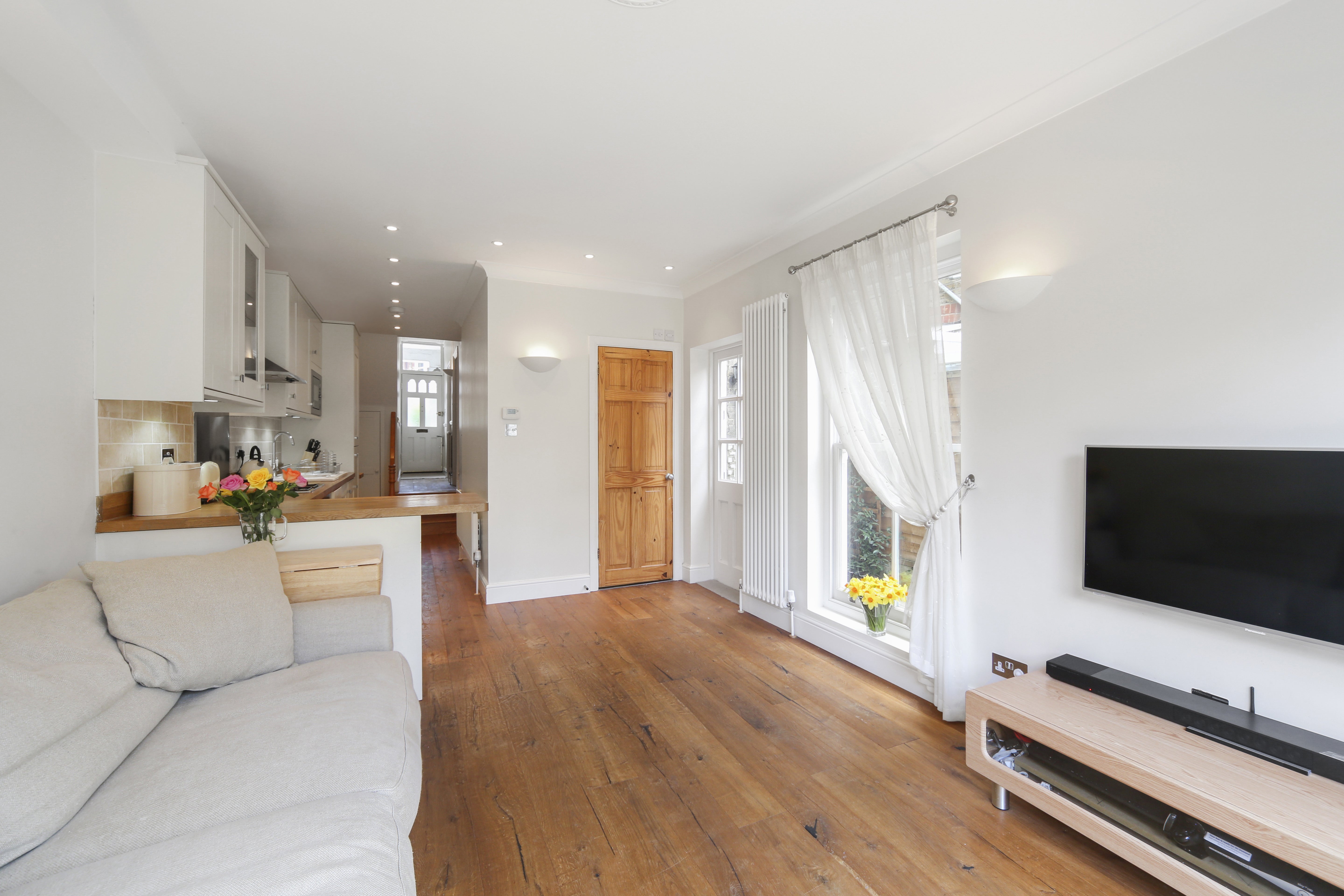 Flat Ravensbury Road in Greater London