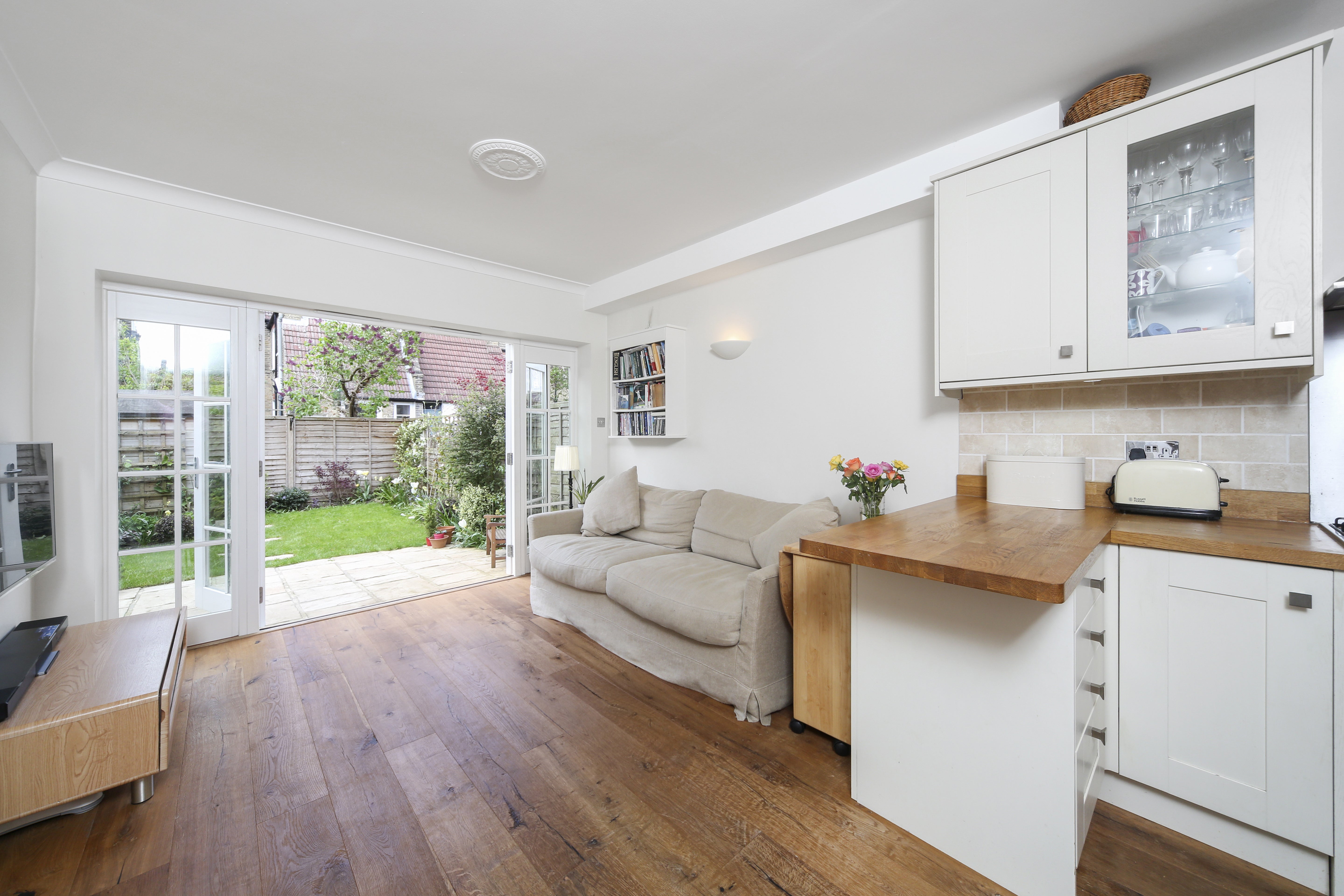 Flat Ravensbury Road in Greater London