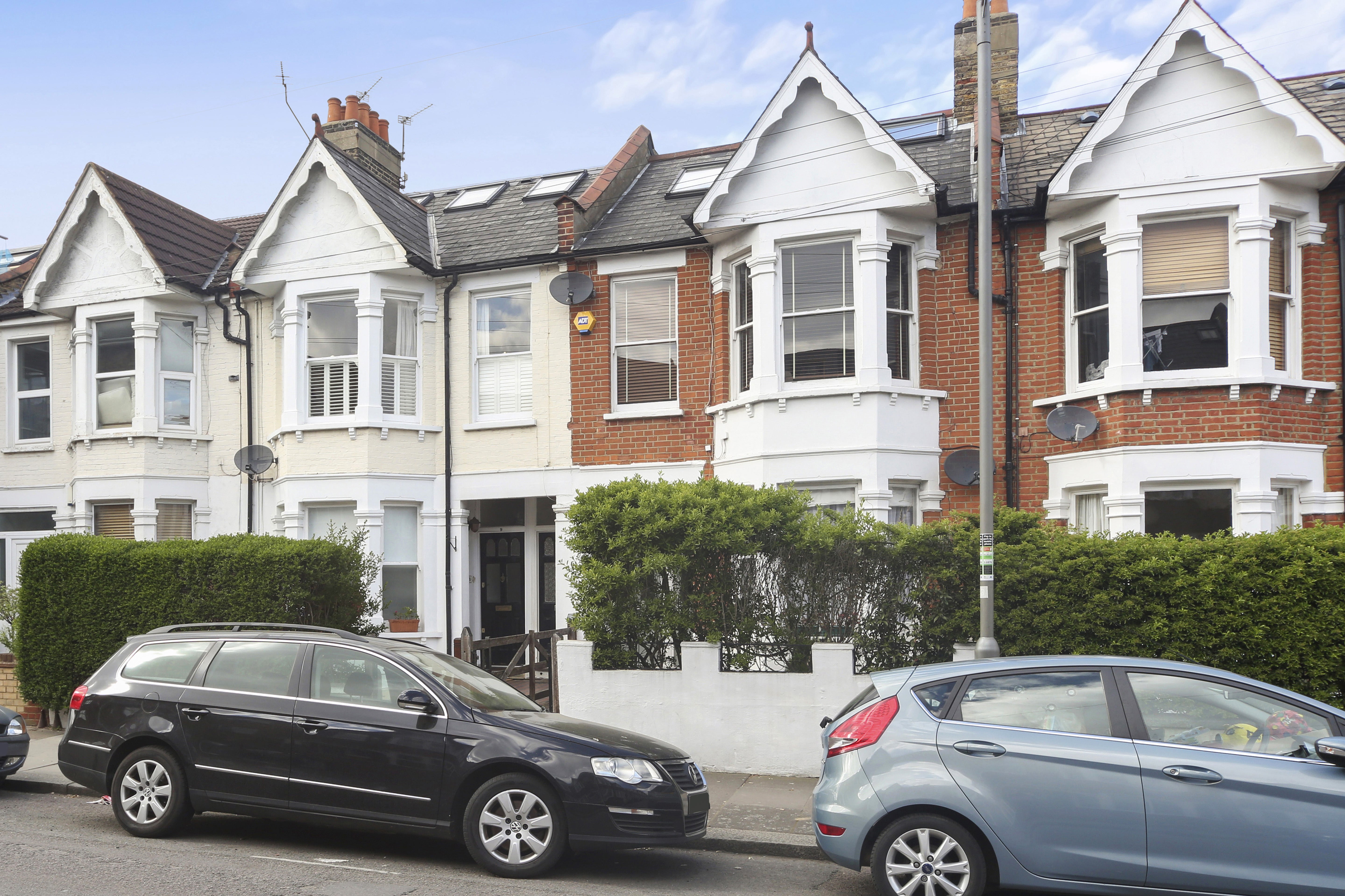 Flat Ravensbury Road in Greater London