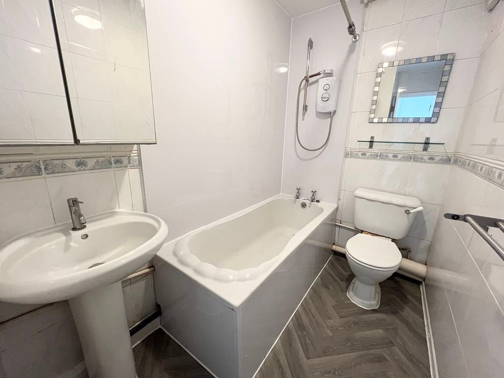 Flat Eccles New Road in Salford