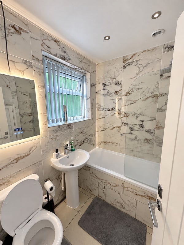 Room Eaveswood Road in Stoke-on-Trent