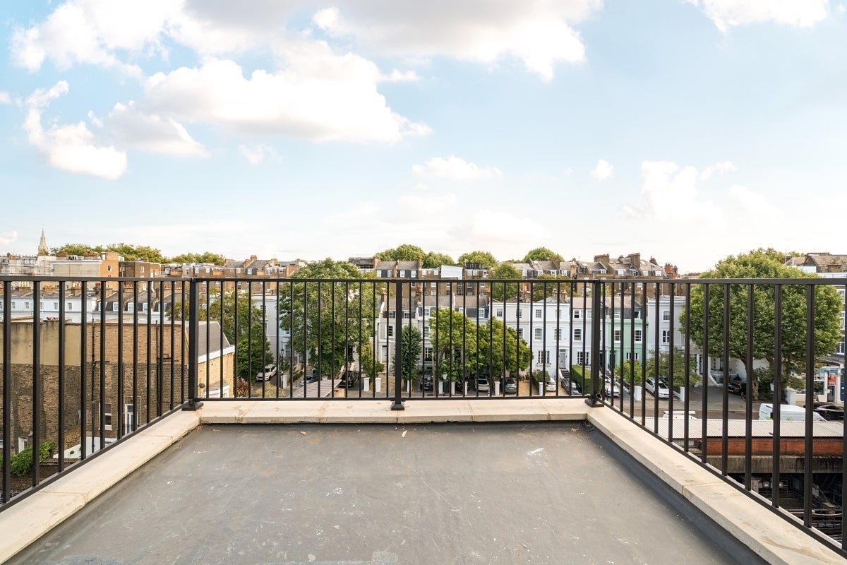 Flat Hogarth Road in Greater London